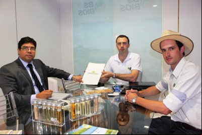 ABRASCANOLA entrega pauta de reivindicações a representante do Ministério da Agricultura durante a Expodireto 
